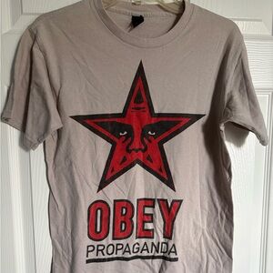 Obey Short Sleeve Graphic Tee in Light Gray with Red Leather & black Star